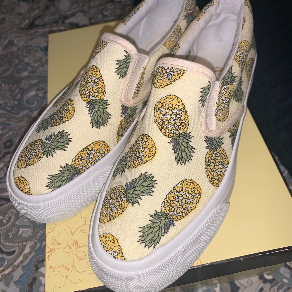 Restricted women’s slip on sneaked Pineapple sz 6